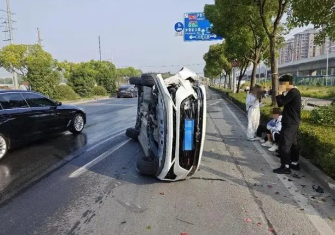 隔夜酒12小時(shí)能消除酒駕嗎？事發(fā)上海松江：酒是昨晚喝的，車是今早翻的