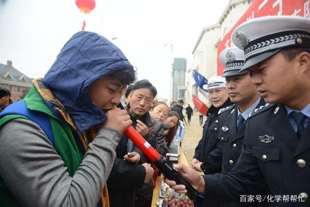 查酒駕時(shí)，交警所使用的酒精檢測(cè)儀工作原理竟是這樣的